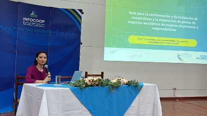 Sra. Gloriana Turcios, ONU-Mujeres, expuso sobre guía para la conformación de cooperativas de cuidadores. 