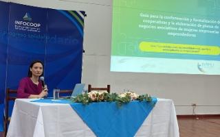 Sra. Gloriana Turcios, ONU-Mujeres, expuso sobre guía para la conformación de cooperativas de cuidadores.